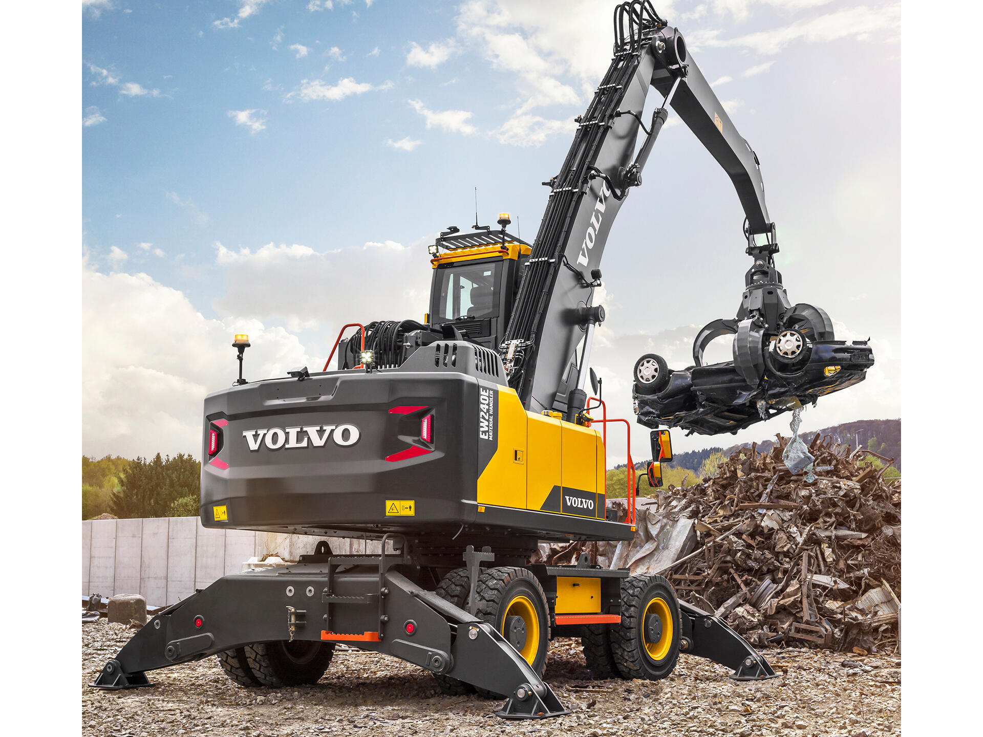 built-by-the-best-introducing-the-all-new-EW240E-material-handler-from-volvo-02-1920