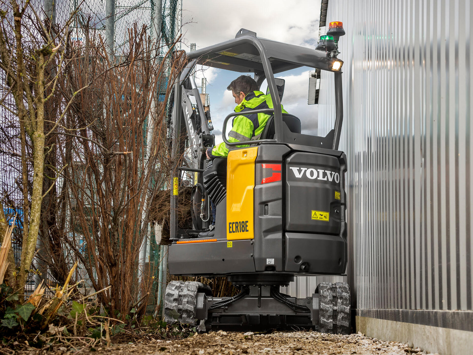 volvo-reveals-1-8-tonne-ecr18e-ultra-short-swing-radius-compact-excavator-02-1920