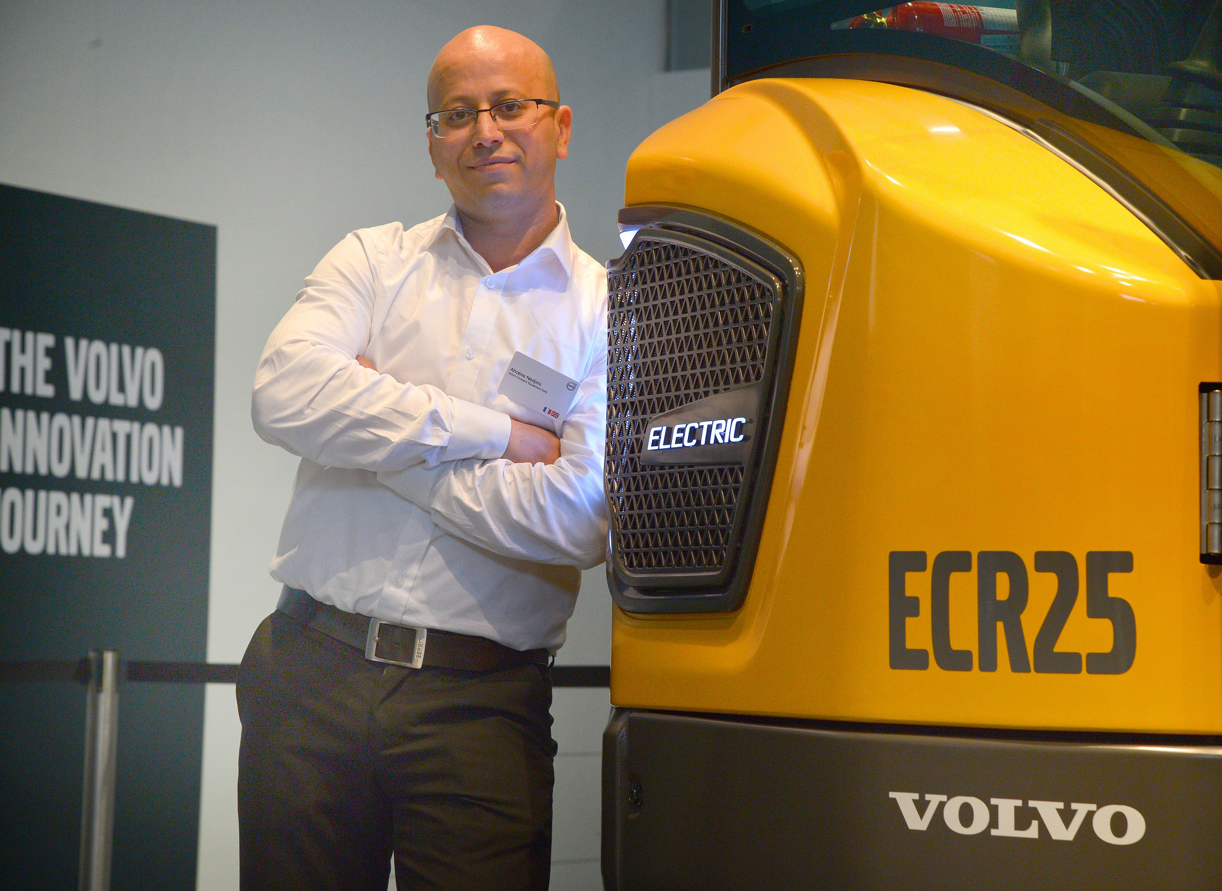 2019_Mai_Volvo_Electric_lyser_opp_prisvinnende_hage_under_RHS_Chelsea_Flower_Show_03
