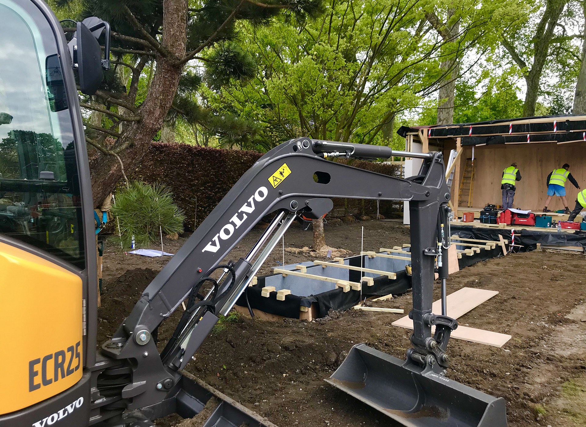 2019_Mai_Volvo_Electric_lyser_opp_prisvinnende_hage_under_RHS_Chelsea_Flower_Show_04