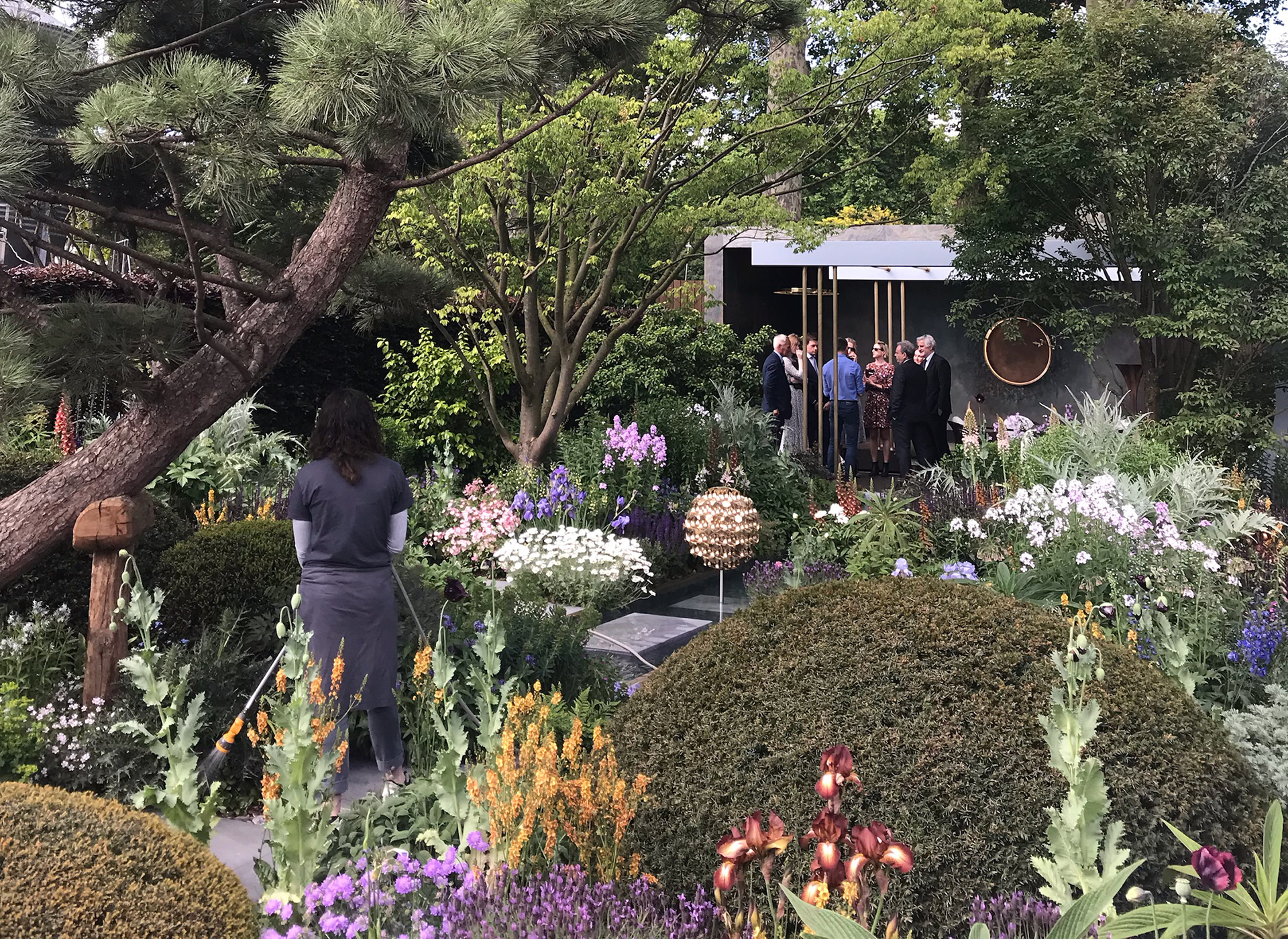 2019_Mai_Volvo_Electric_lyser_opp_prisvinnende_hage_under_RHS_Chelsea_Flower_Show_02
