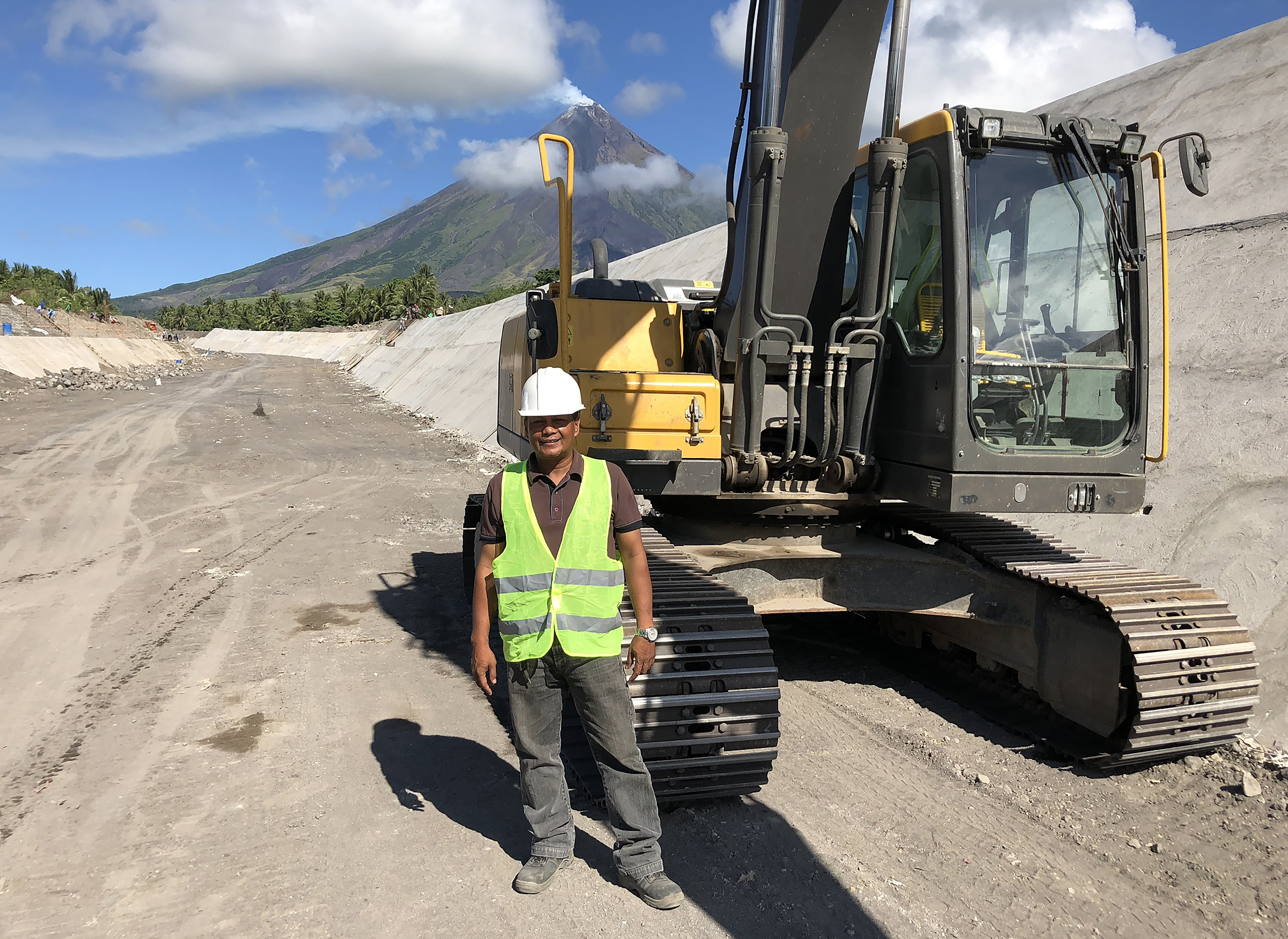 volvo-ce-mini-campaign-volcano-spillways-help-protect-communities-02