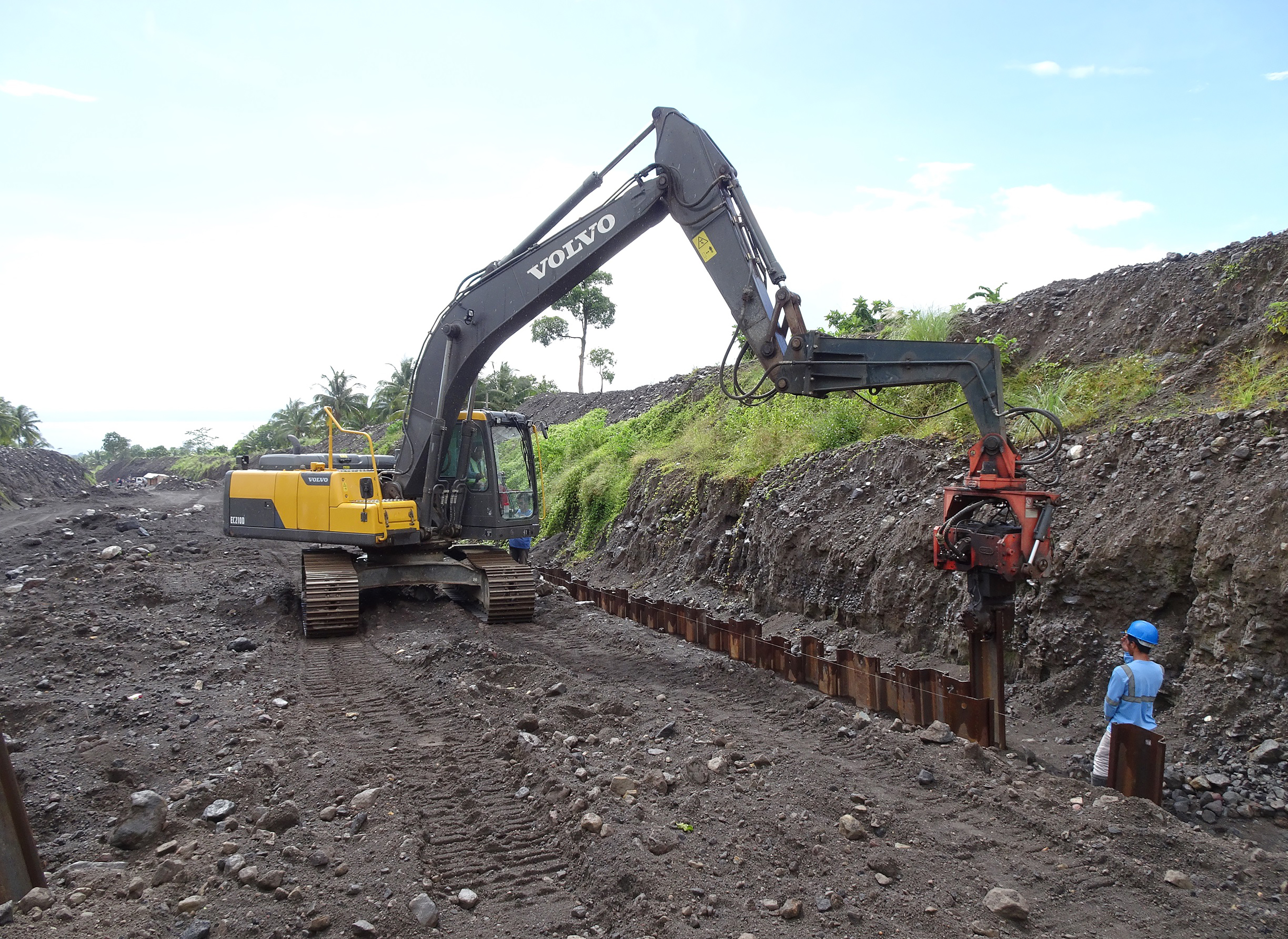 volvo-ce-mini-campaign-volcano-spillways-help-protect-communities-04