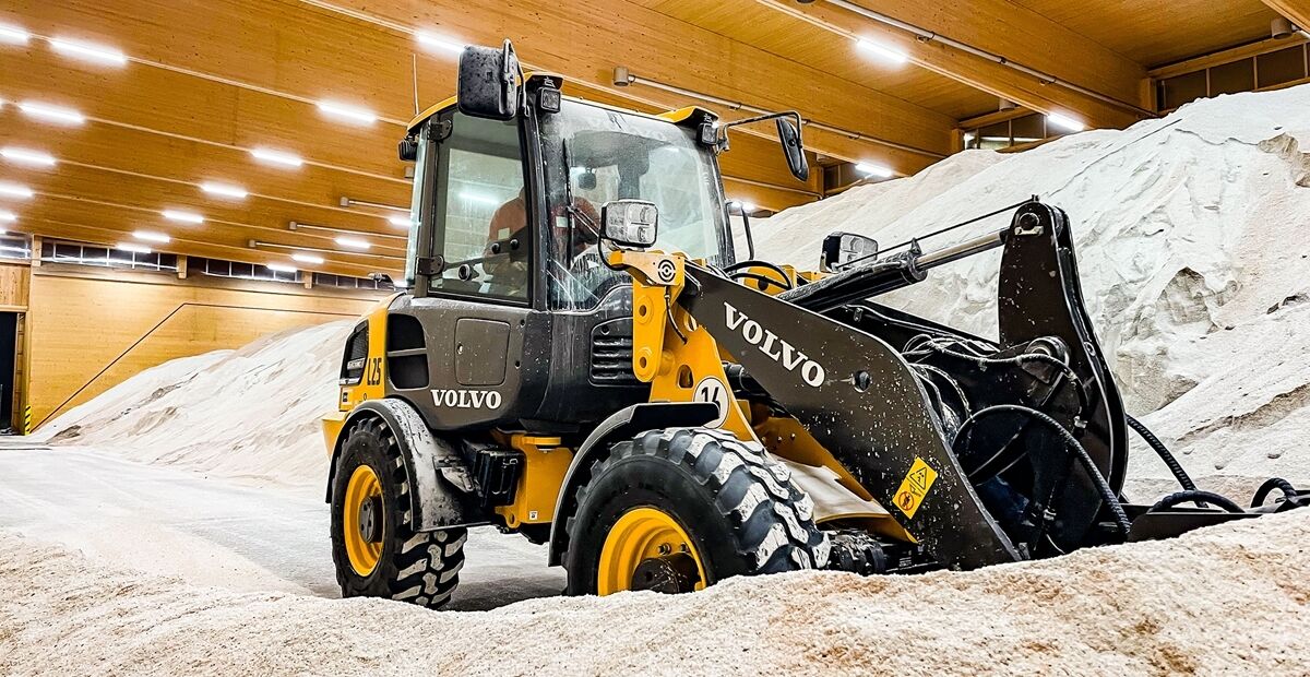 Volvo L25 Electric gives winter the cold shoulder with eco friendly ...