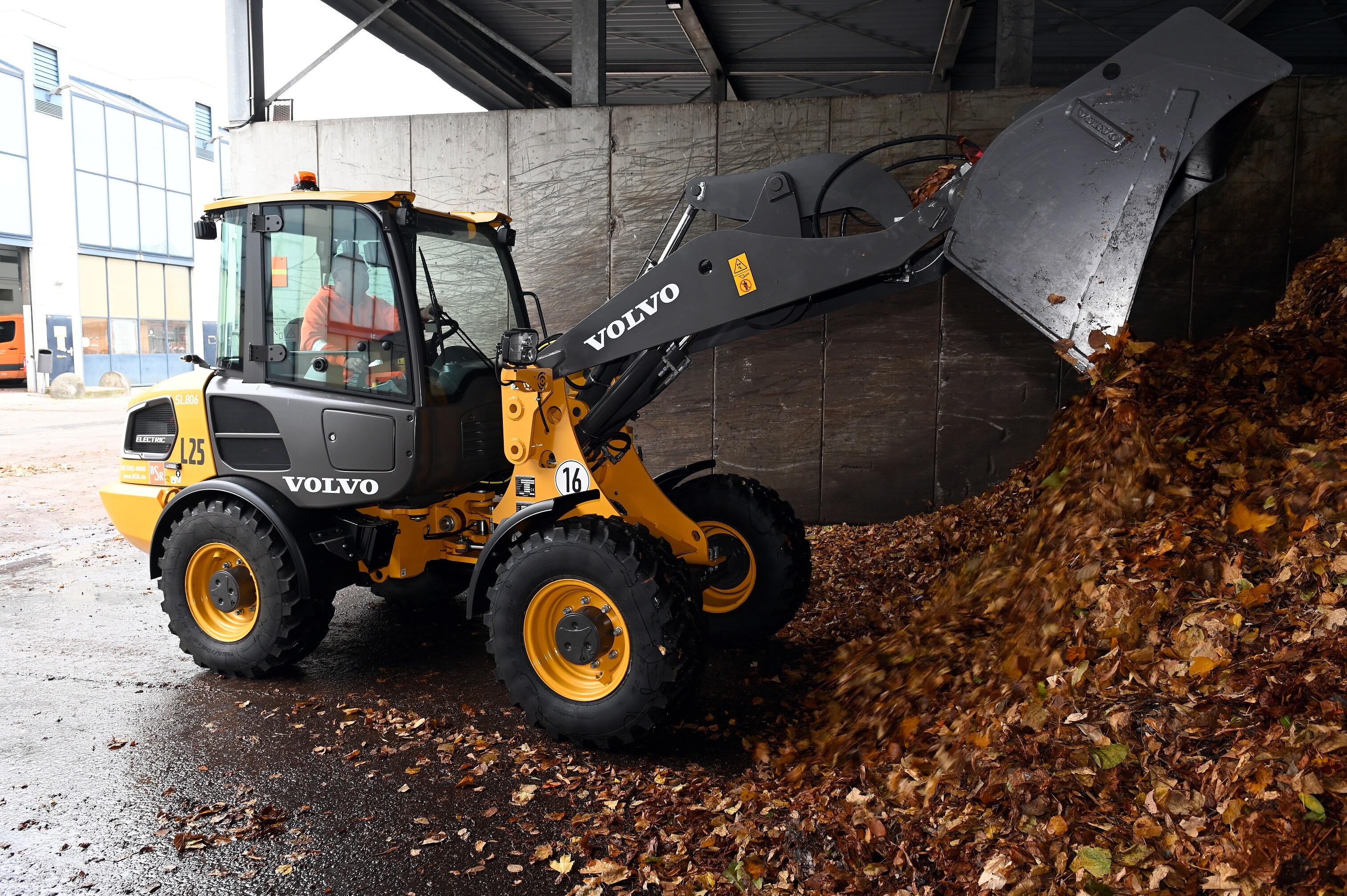 Volvo L25 Electric clearing away leaves