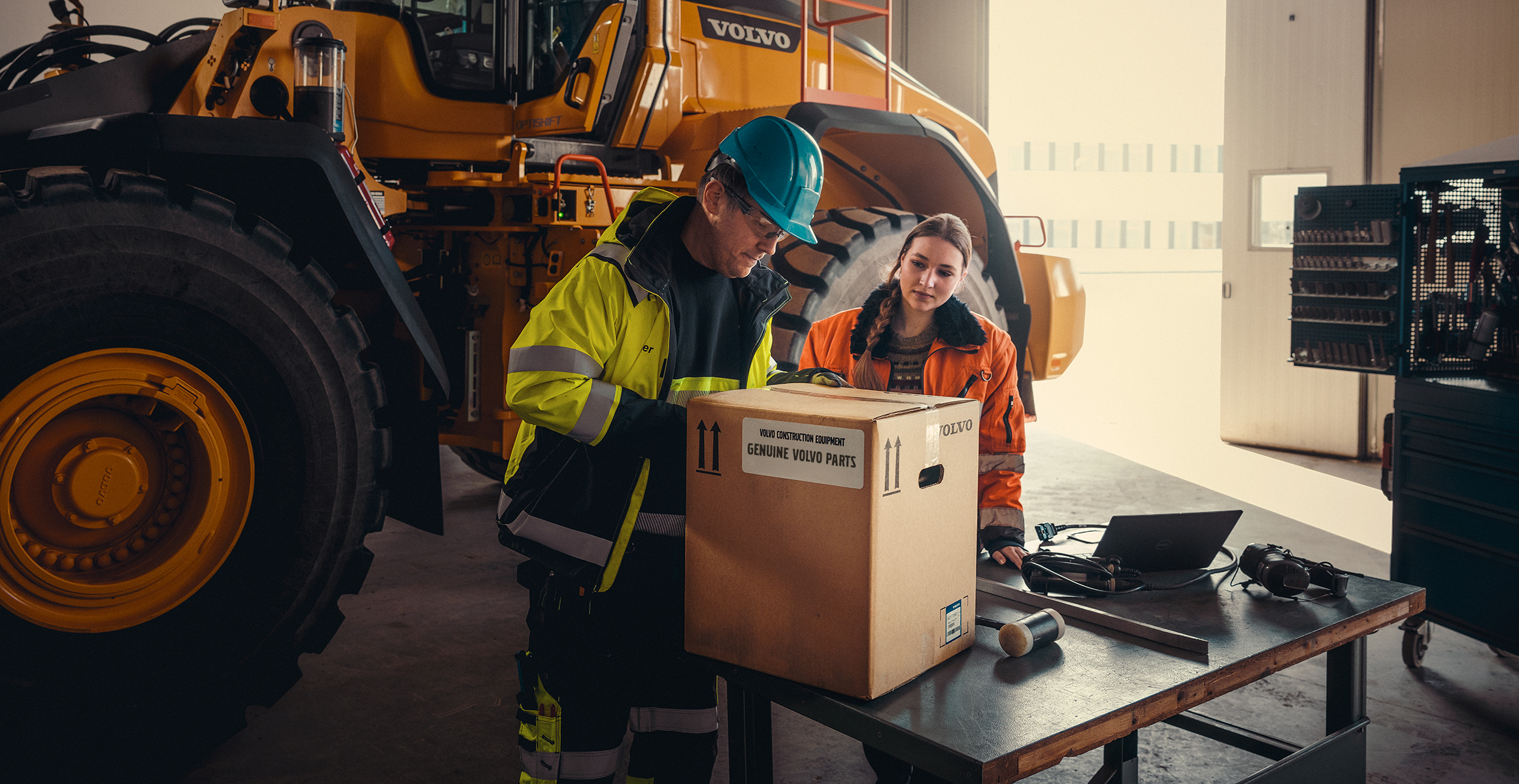 Klient z paczką części zamiennych Volvo z Volvo CE Marketplace.