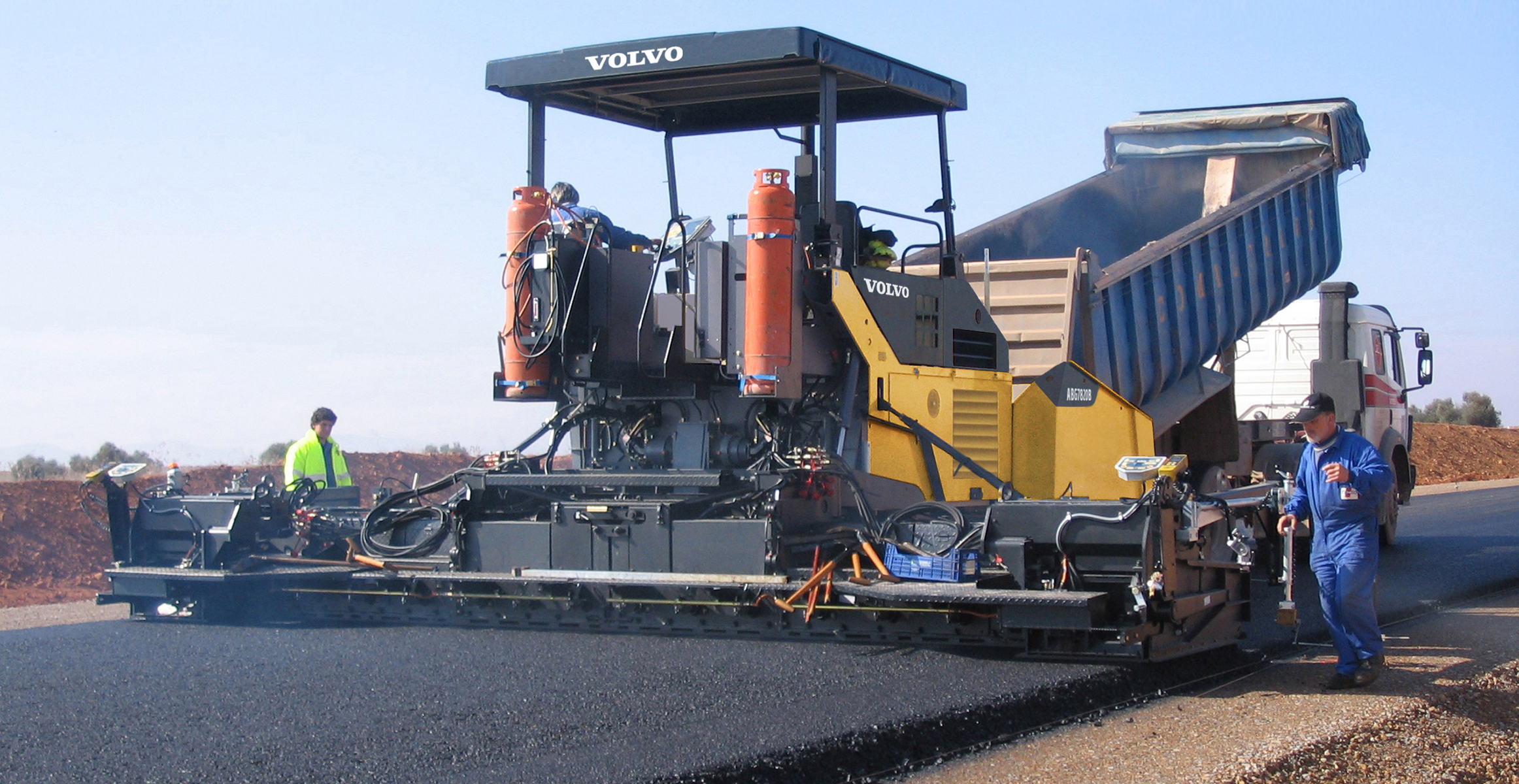 Abg7820b Abg Tracked Pavers Media Gallery Volvo