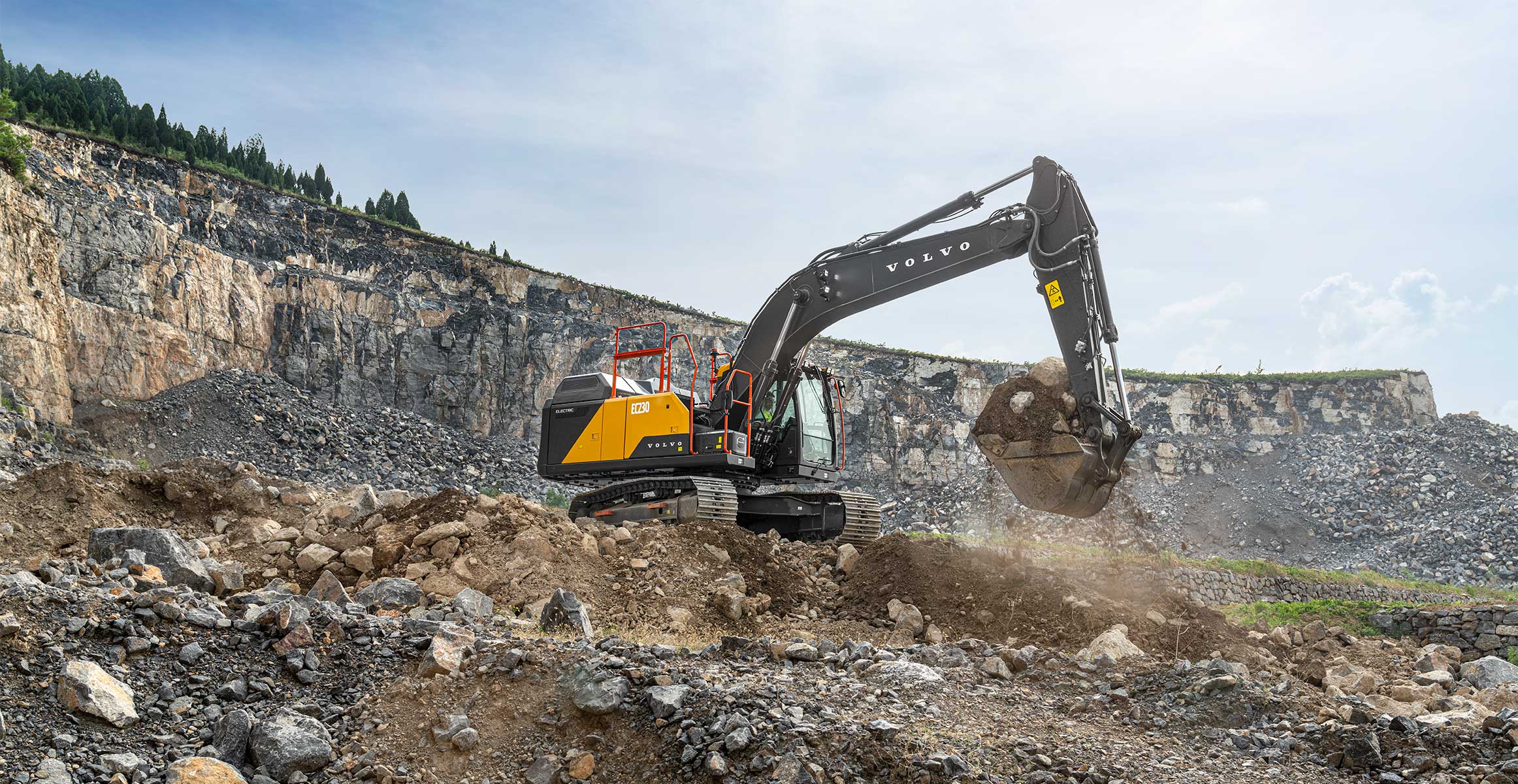 excavadora de médio tamaño en una excavación de piedra