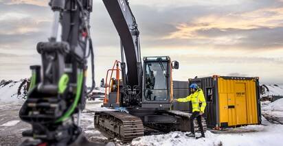 Electric excavator with Volvo PU500 power unit, providing reliable charging in remote or off-grid locations. 
