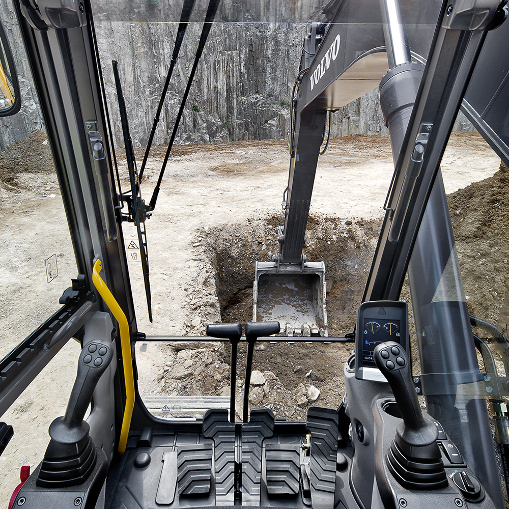 Как управлять экскаватором погрузчиком. Volvo ec300dl кабина. Кабина экскаватора Volvo 250. Кабина экскаватора Вольво 380. Рычаги управления экскаватора JCB 205.
