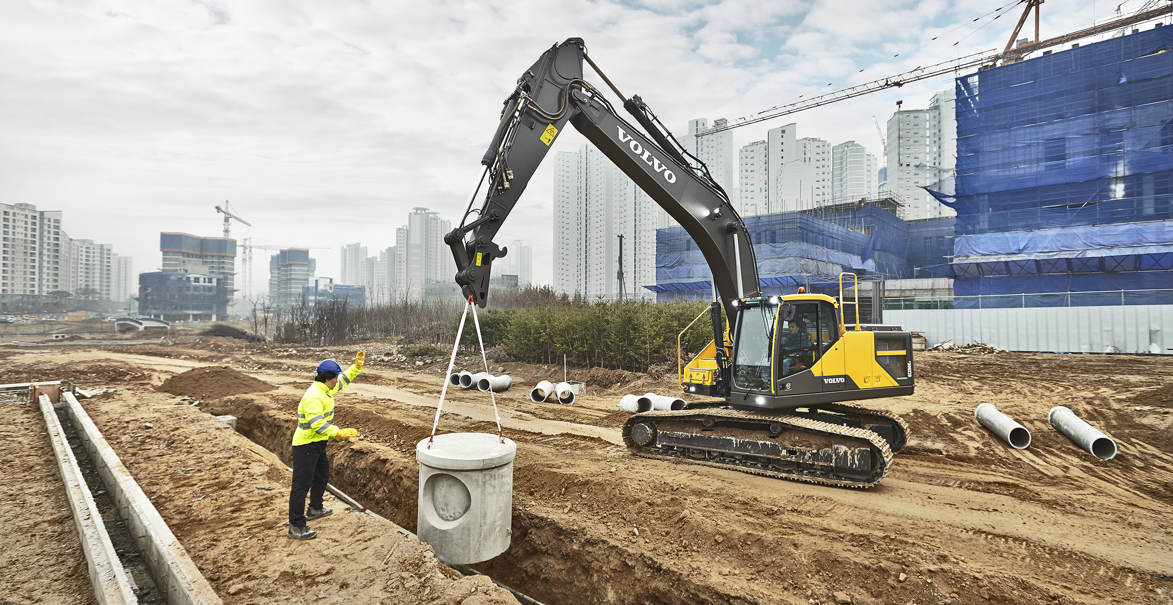 Volvo S Largest Excavator The Ec950f Now Available In North America