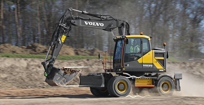 EWR170E versatile escavatore volvo gommato con braccio articolato Volvo-benefits-wheeled-excavator-ewr150e-t4f-ewr170e-t4f-comfort-at-speed-2324x1200