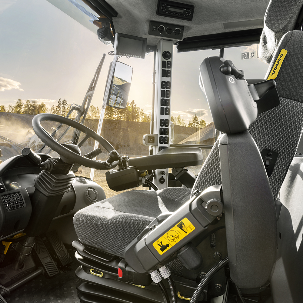 Кабина погрузчика управление. Volvo l350h. Кабина погрузчика Volvo l60. Фронтальный погрузчик Вольво 350. Вольво l180.