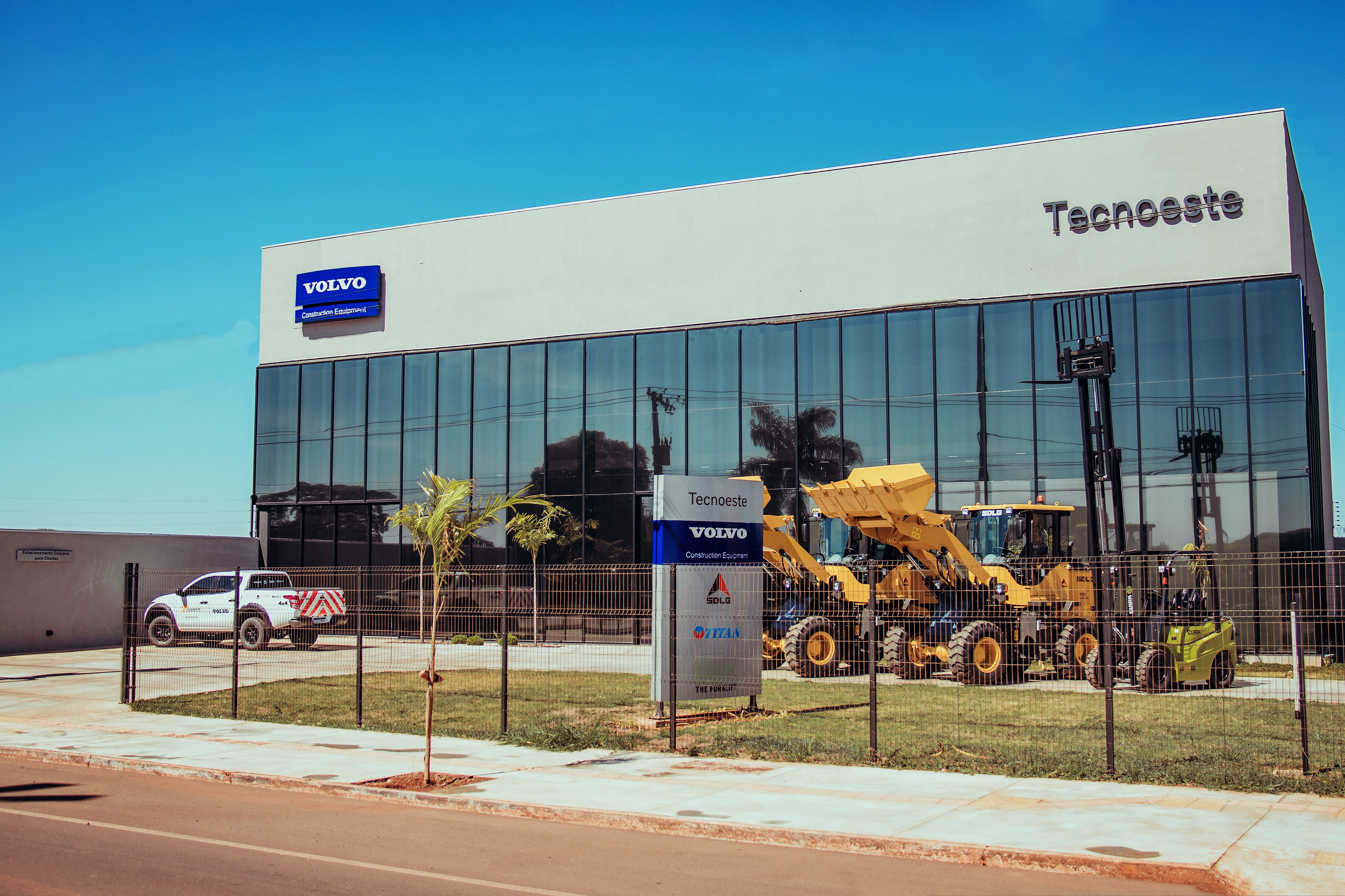 Empresa Tecnoeste com maquinário na frente de cor amarela