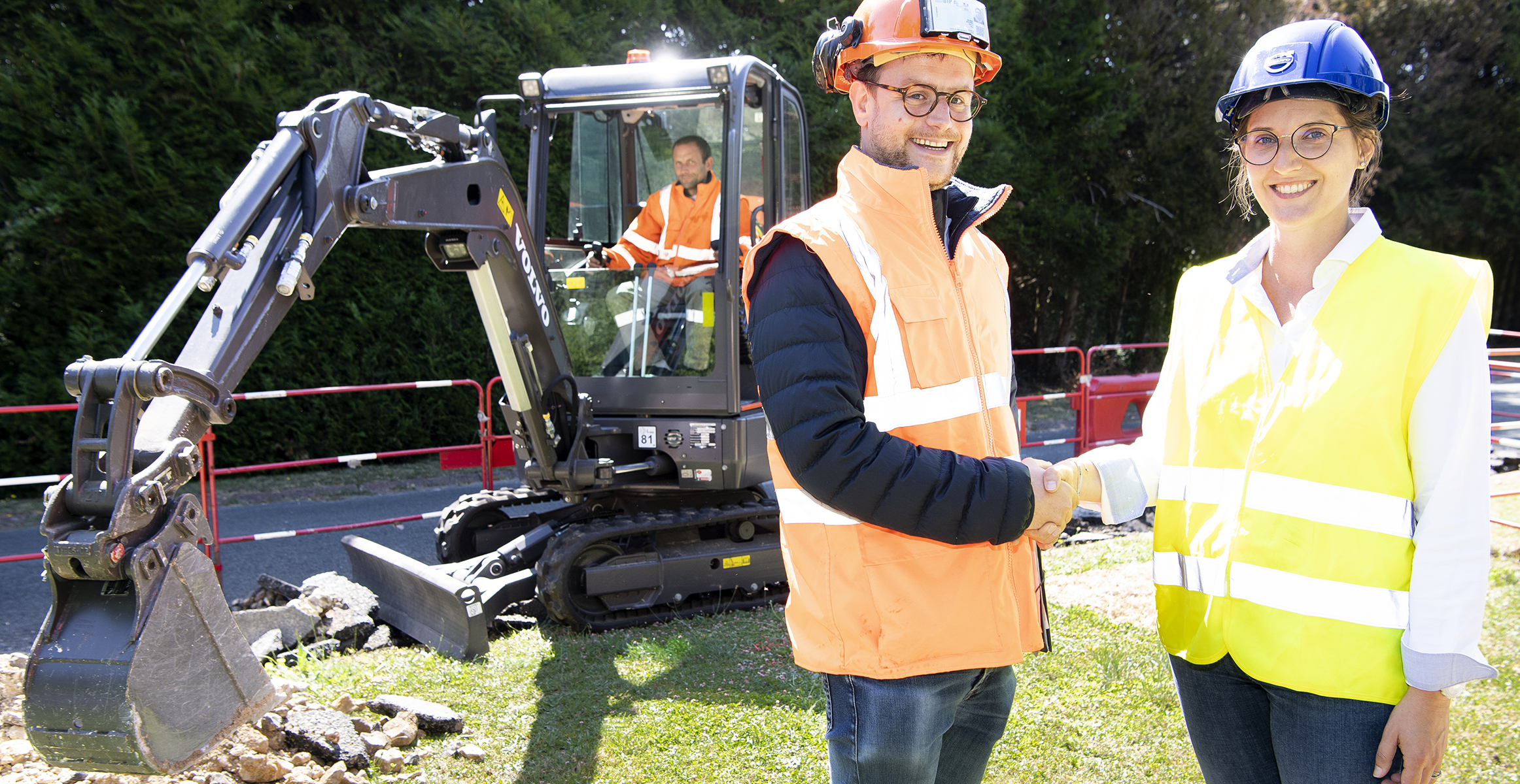 Spac-Bauleiter Benjamin Silvent und Elodie Guyot, Projektleiterin für Elektro-Kompaktbagger bei Volvo CE, vor dem Volvo ECR25 Electric.