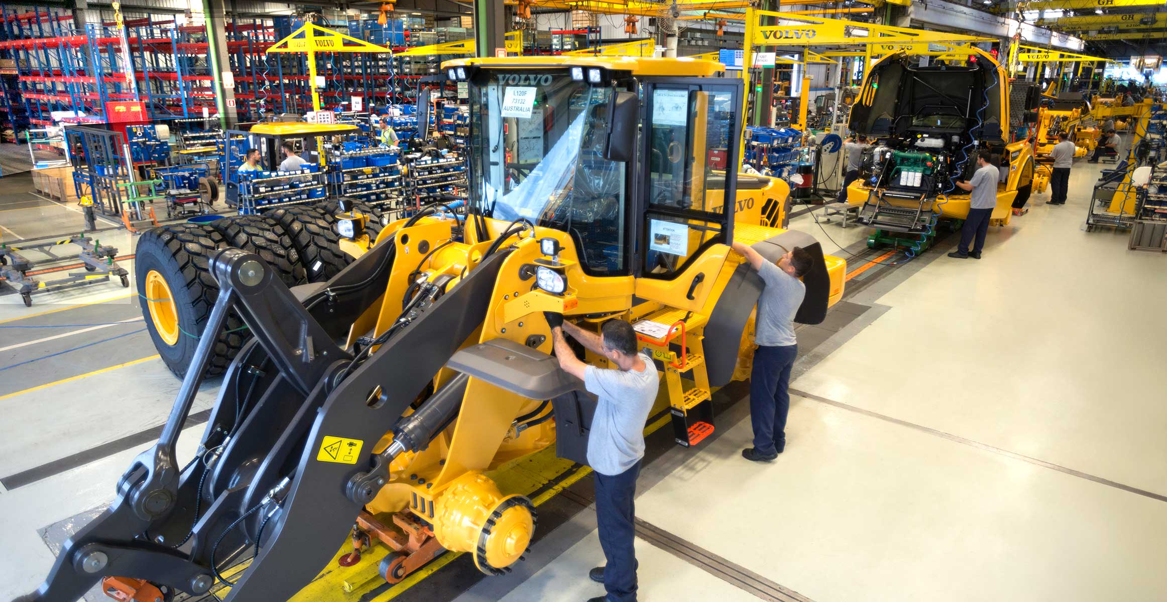 Linha de montagem da fábrica da Volvo CE no Brasil