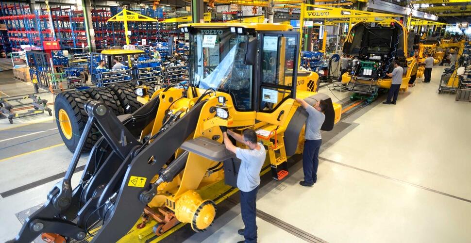 Linha de montagem da fábrica da Volvo CE no Brasil