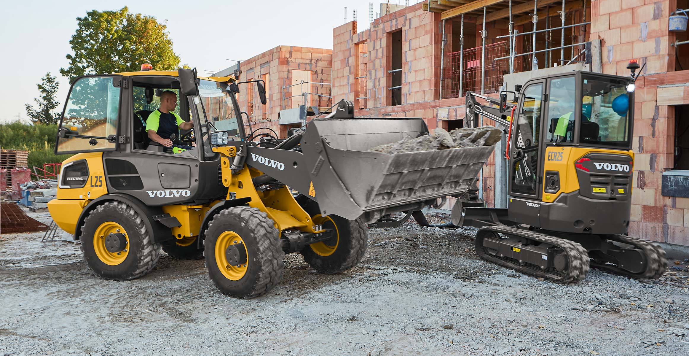 Volvo ECR25 Electric and L20 Electric machines working together