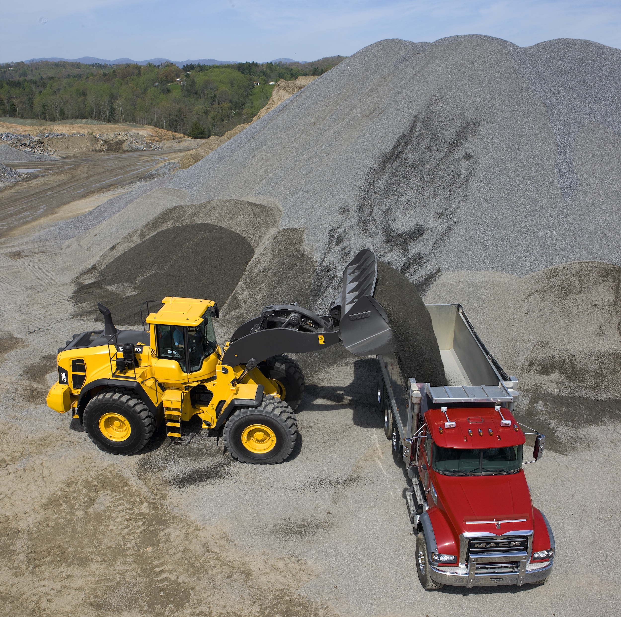 Volvo L250 loading a truck