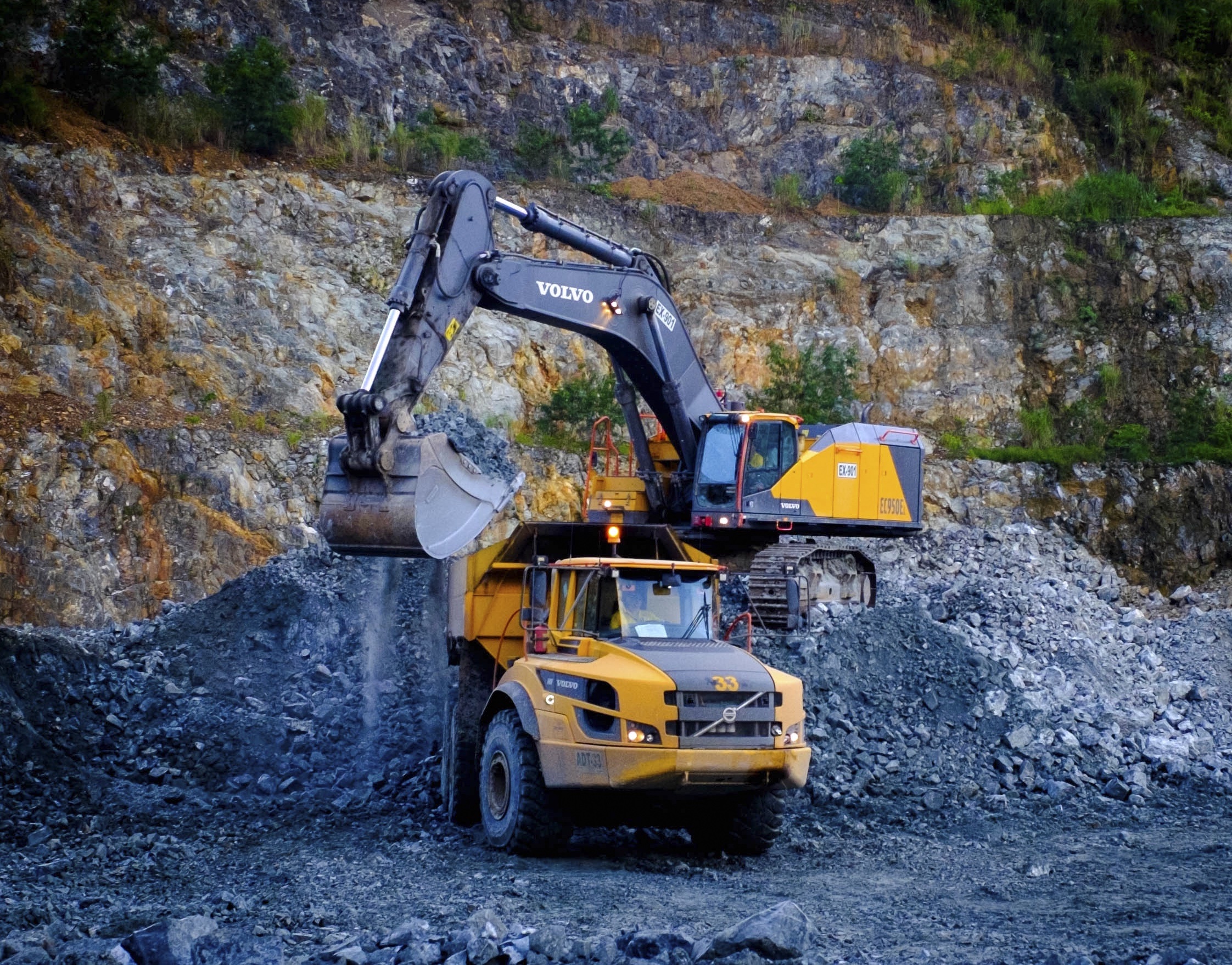 Volvo EC950E excavator loading an A40 articulated truck