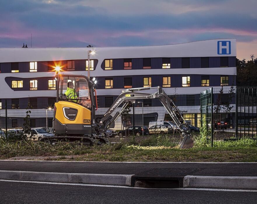 Nivellement avec une pelle électrique Volvo ECR25