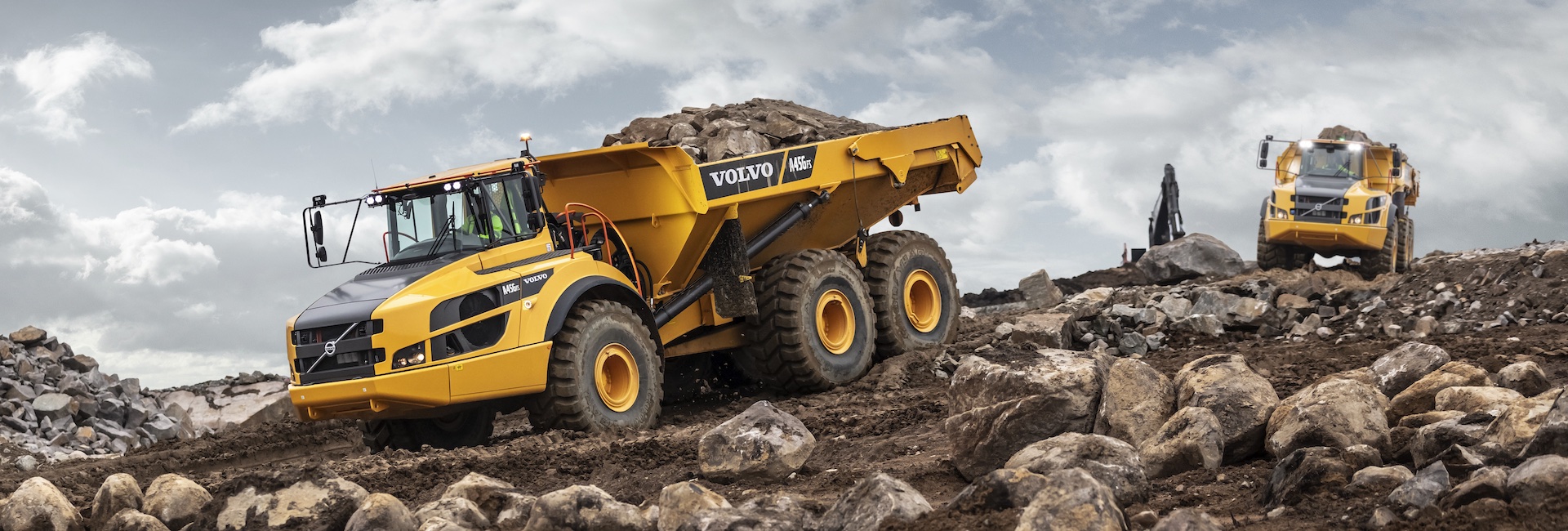 Promo image with text promoting Volvo’s interactive excavator and haul truck guide.