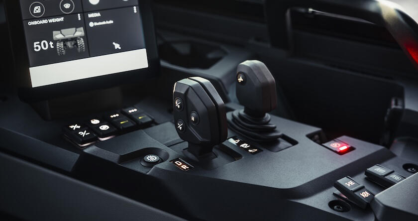 Gros plan sur le levier de changement de rapport ergonomique d'un nouveau tombereau articulé Volvo.