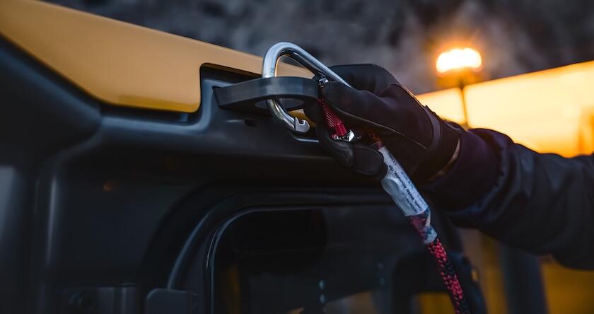 Gros plan sur un point d'ancrage d'un nouveau tombereau articulé Volvo.