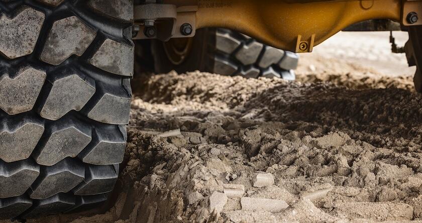 Gros plan sur l'essieu et les pneus d'un nouveau tombereau articulé Volvo.