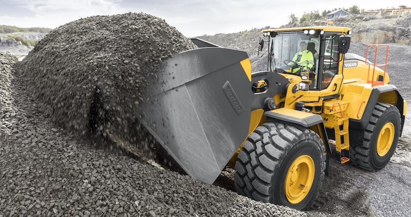 A Volvo L260 frontend loader loading gravel in a rehandling application.