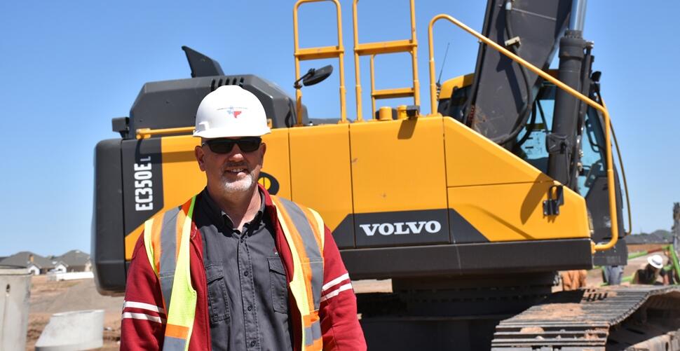 Maskinfører Rusty Wilkinson anvender en Volvo EC350E-bæltegravemaskine i Amarillo, TX