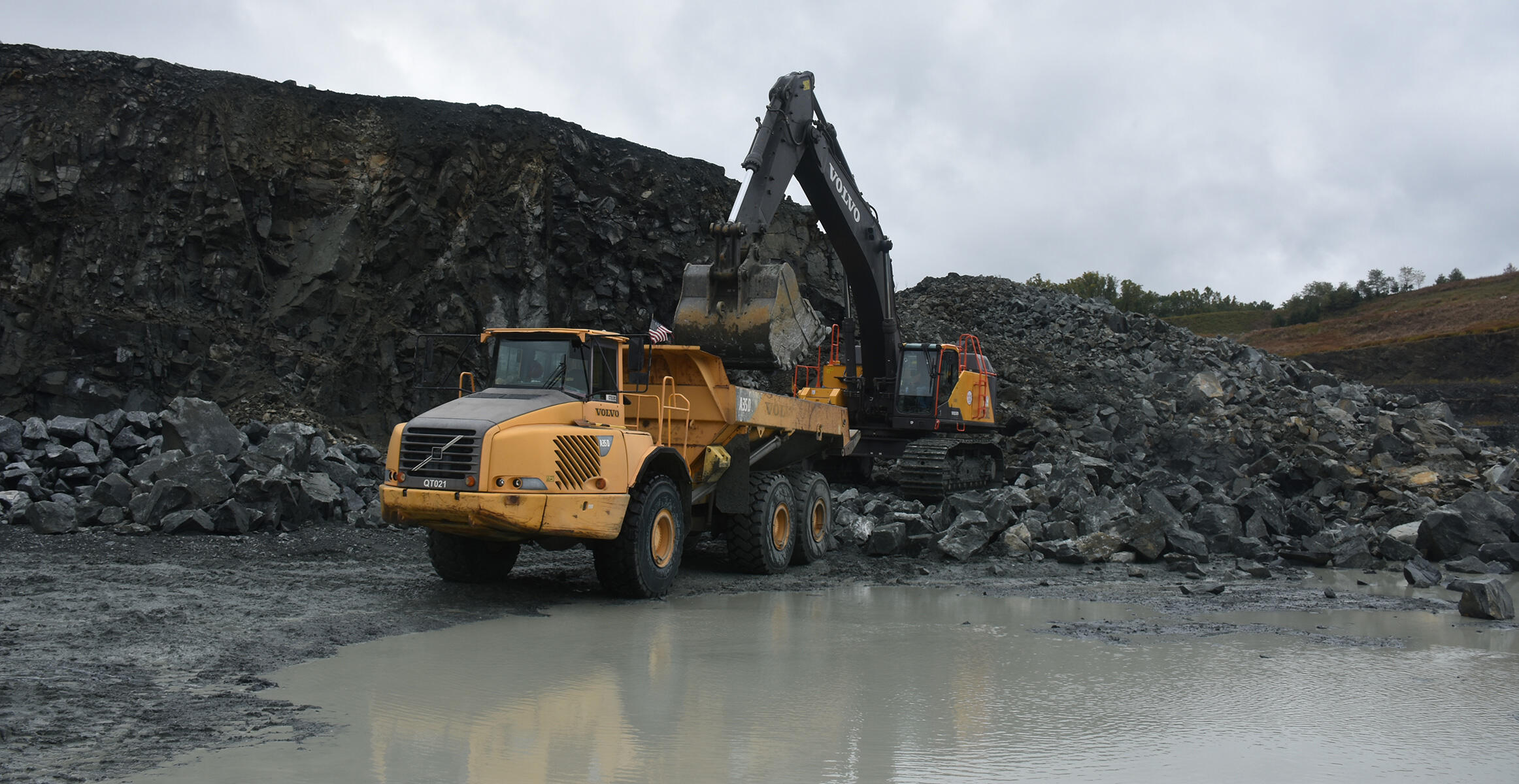 Excavator loading a Volvo Articulated Truck at Savage Stone