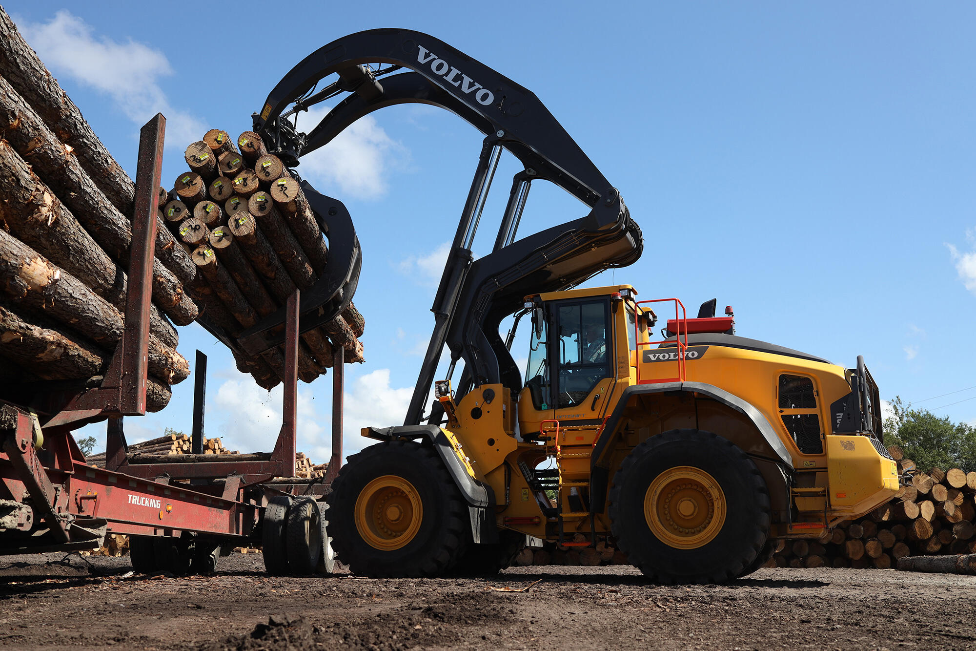 Working with Austrian and German loggers, owner Carl Pfaff knew the capabilities the Volvo L180H high lift would add to his North Carolina operations.