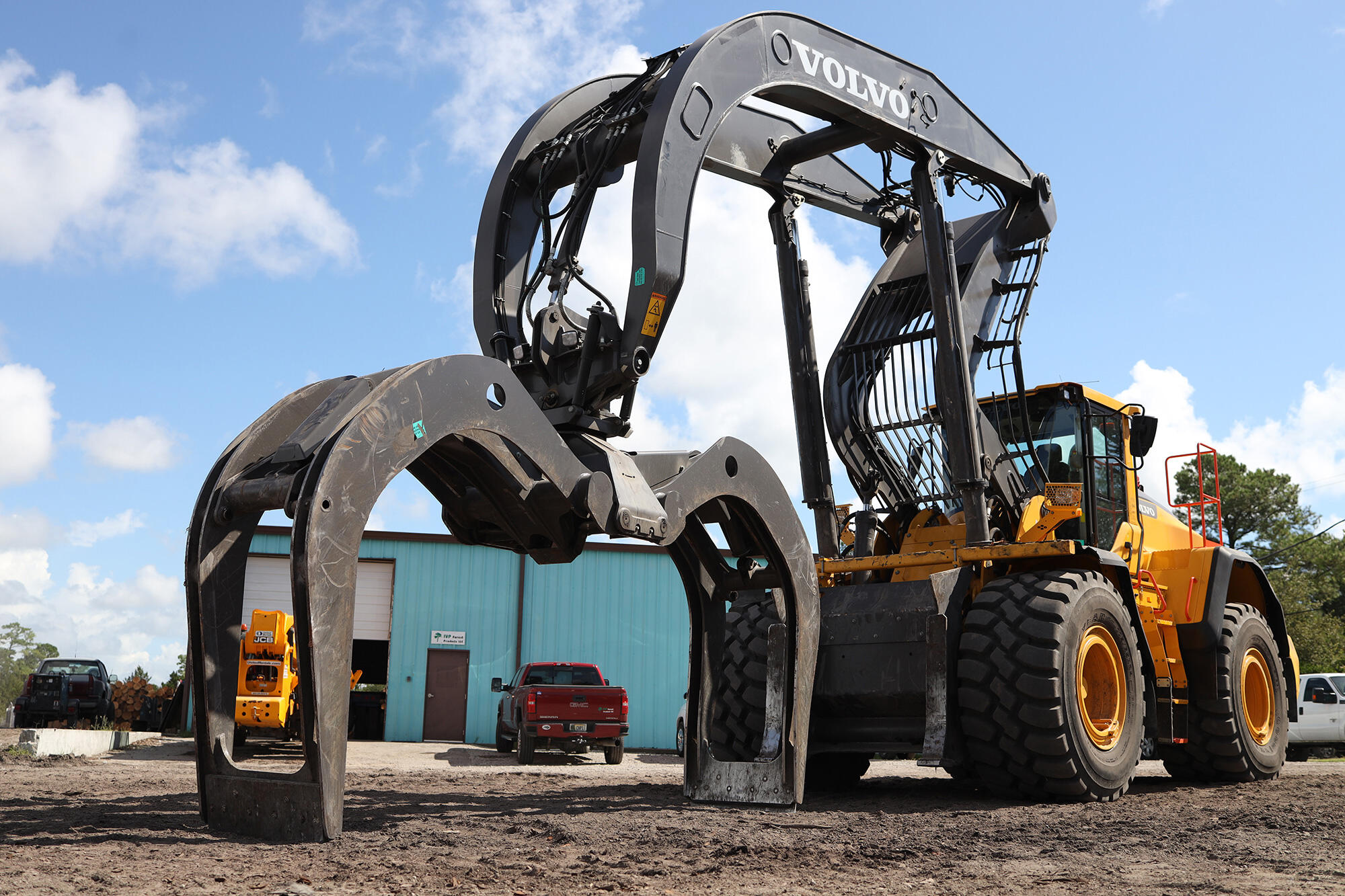 The Volvo L180H HL with massive grapple can hold up to 20 logs in one “bite” and gives the operator great visibility.