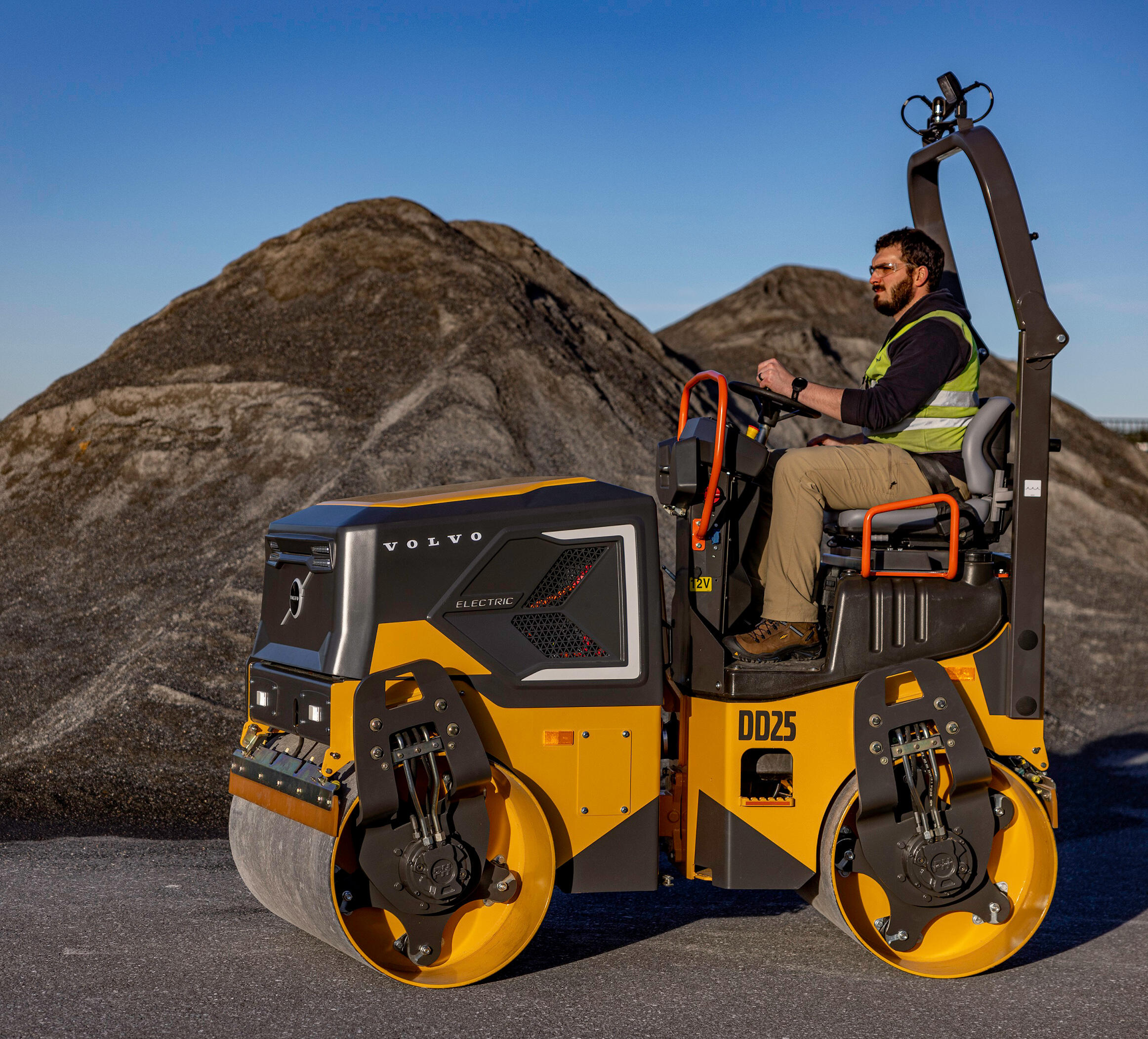 The DD25 Electric is a zero-exhaust emission compact double-drum asphalt compactor.