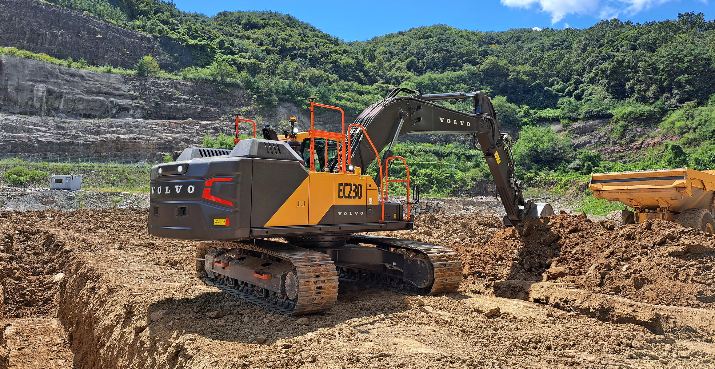 Volvo EC230 excavator loading an articulated dump truck using On-Board Weighing in Dig Assist.  