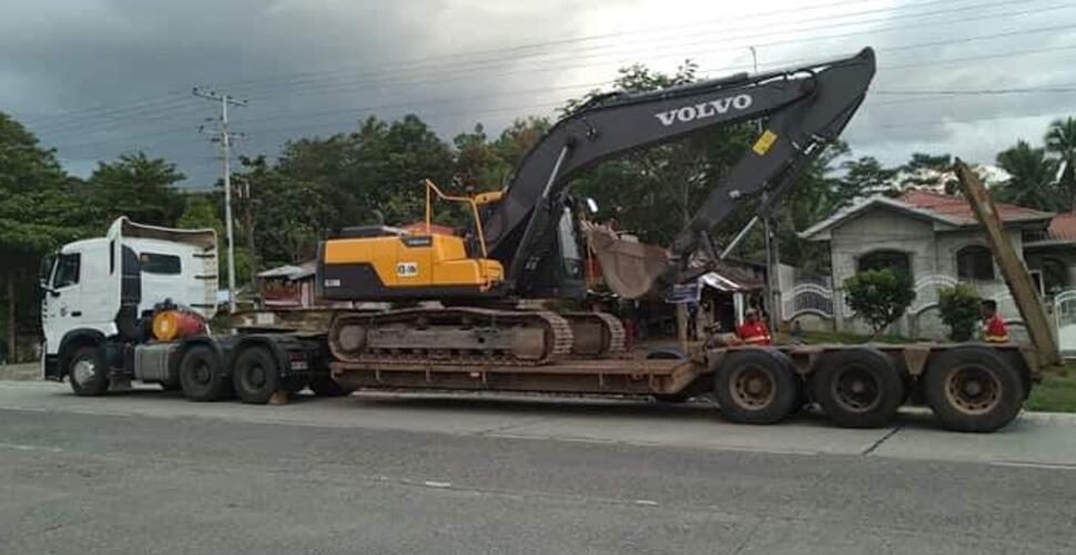 Volvo EC200D crawler excavator on a truck