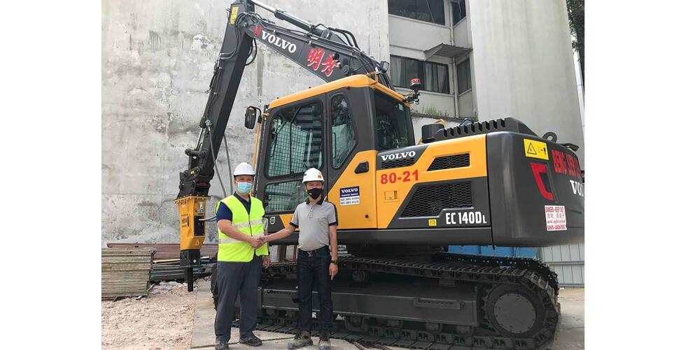 Volvo-excavators-promote-safety-and-efficiency-on-Singapore-demolition-site_1_2324x1200
