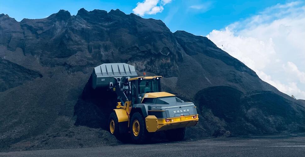 Volvo-CE-delivers-Indonesia-first-L120-Electric-Wheel-Loader-02