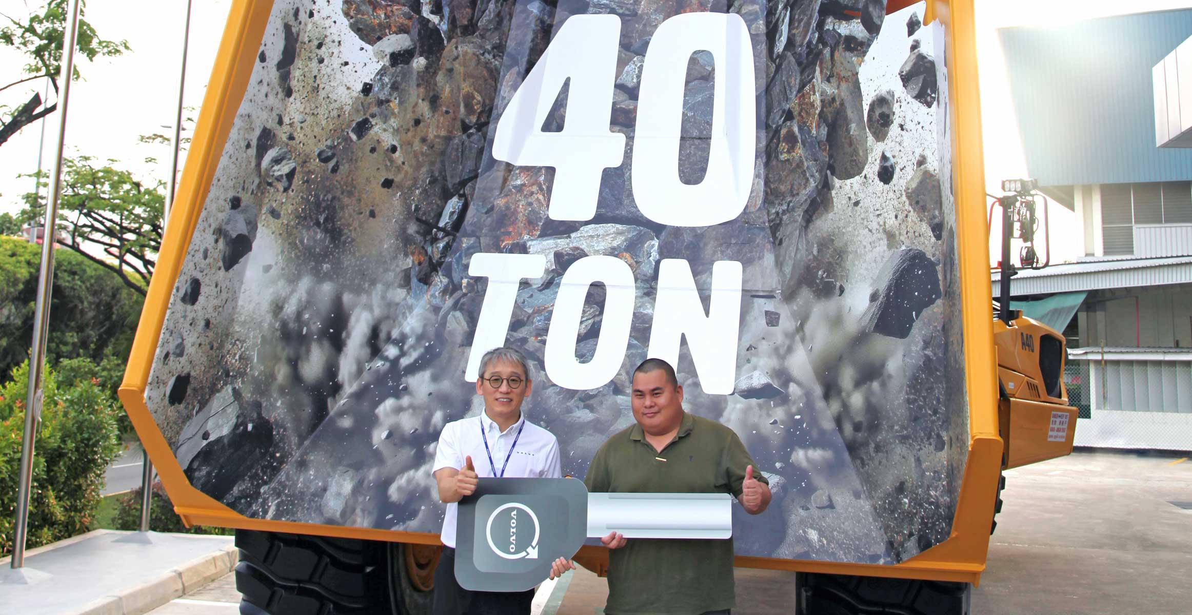 From Left to Right: Jaetack Lim, Head of Market East, Volvo CE, and Ng Say Kok, Manager at Kok Kiat Machinery