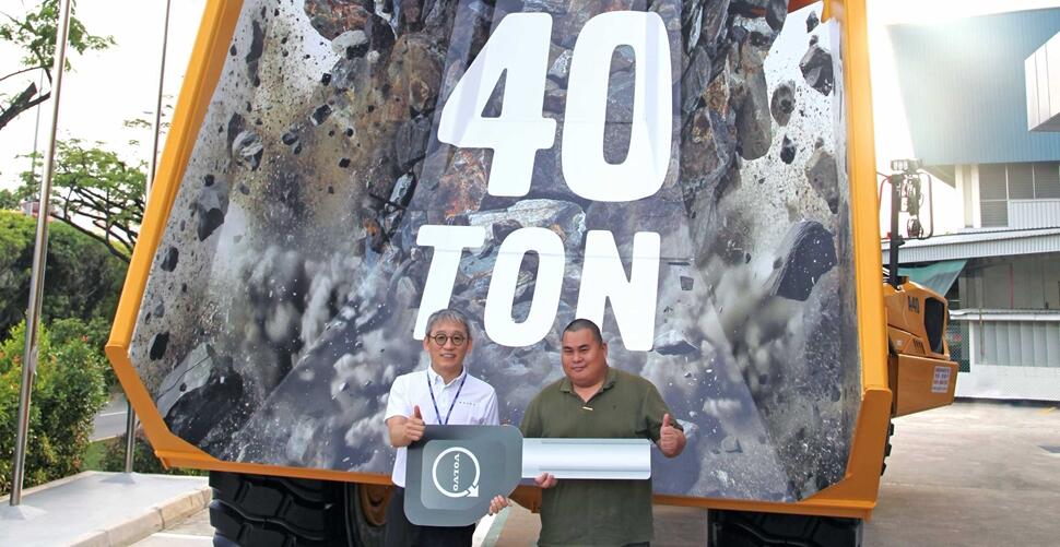 From Left to Right: Jaetack Lim, Head of Market East, Volvo CE, and Ng Say Kok, Manager at Kok Kiat Machinery