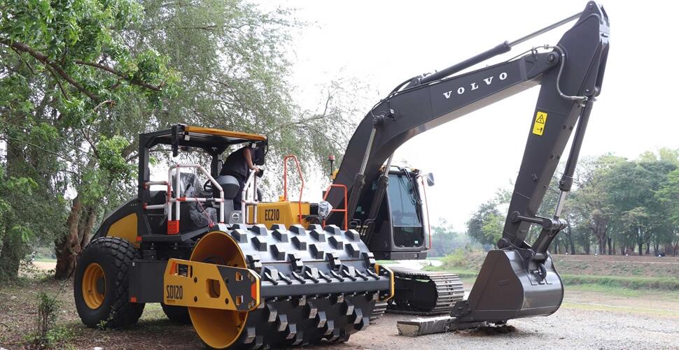 Volvo-CE-delivers-first-SD120-soil-compactor-in-Thailand-02