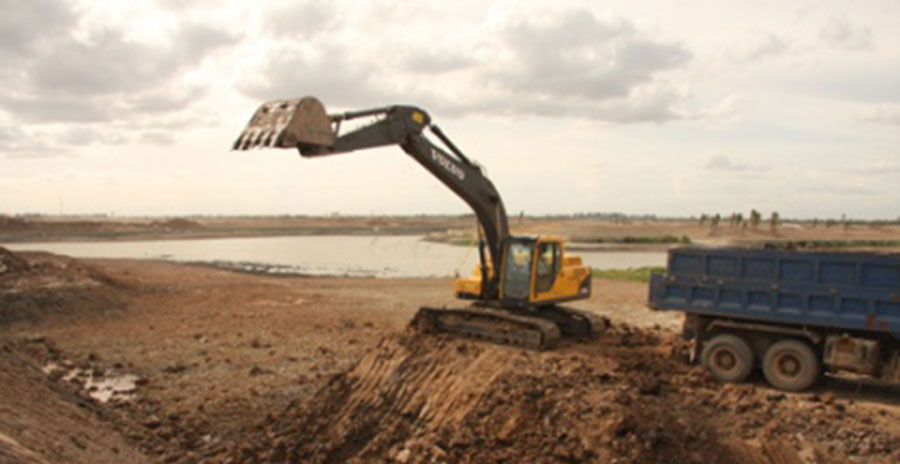 The Volvo EC210BLC demonstrates its impressive working range on site in Phnom Penh, Cambodia.