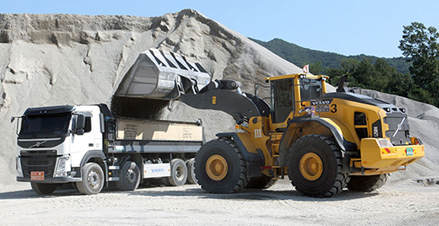 One of three Volvo CE L250H wheel loaders owned by Kun Woo Enterprise loading a Volvo Truck.