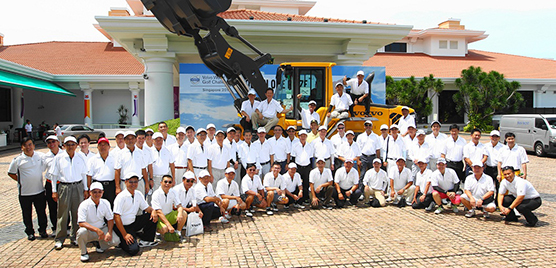 The Volvo World Challenge, Region APAC´s annual golf event for customers in Singapore, is growing for each year. Here is the largest part of the participants in front of the club house of Sentosa Golf Club together with a Volvo wheel loader