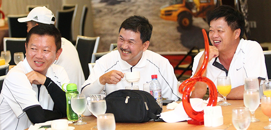 Head of Hub SEA, Roger Tan, in the middle together with Volvo customers Mr Chew Hock Seng at Chew Hock Seng Construction to the left and Mr Toh Swee Kim at Leychoon Group Ltd to the right