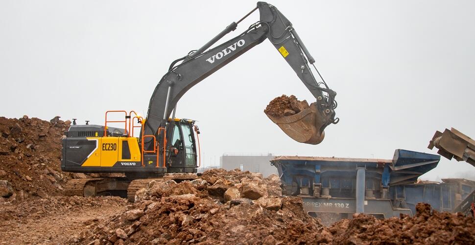 First-Volvo-EC230-Electric-in-UK