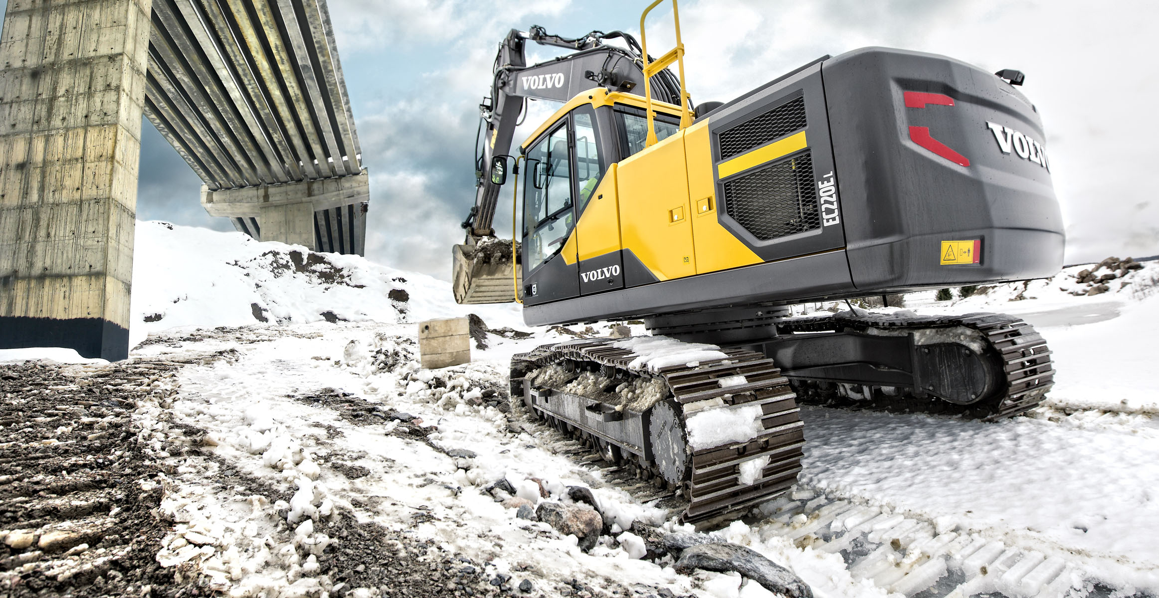 Volvo EC220E excavator in the snow