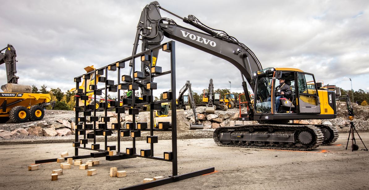 Die Wand wurde mit einem Volvo-Bagger EC160E bezwungen