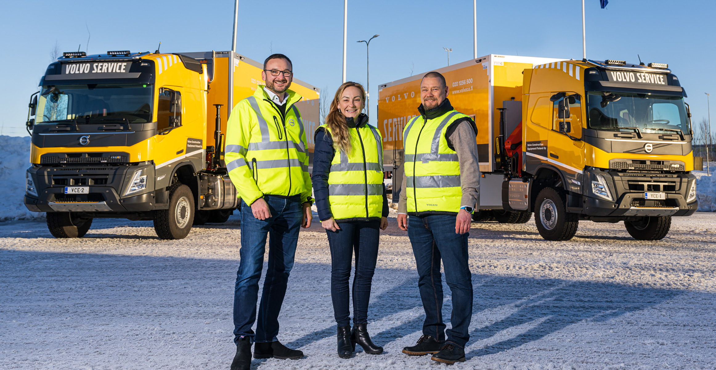 Uusien Volvo FMX380 6x6 -huoltoautojen luovutuksessa olivat mukana Volvo Finlandilta Magnus Björklund (vas.) sekä Volvo Construction Equipment Finlandilta Jenni Lampinen ja Jussi Kovasiipi.